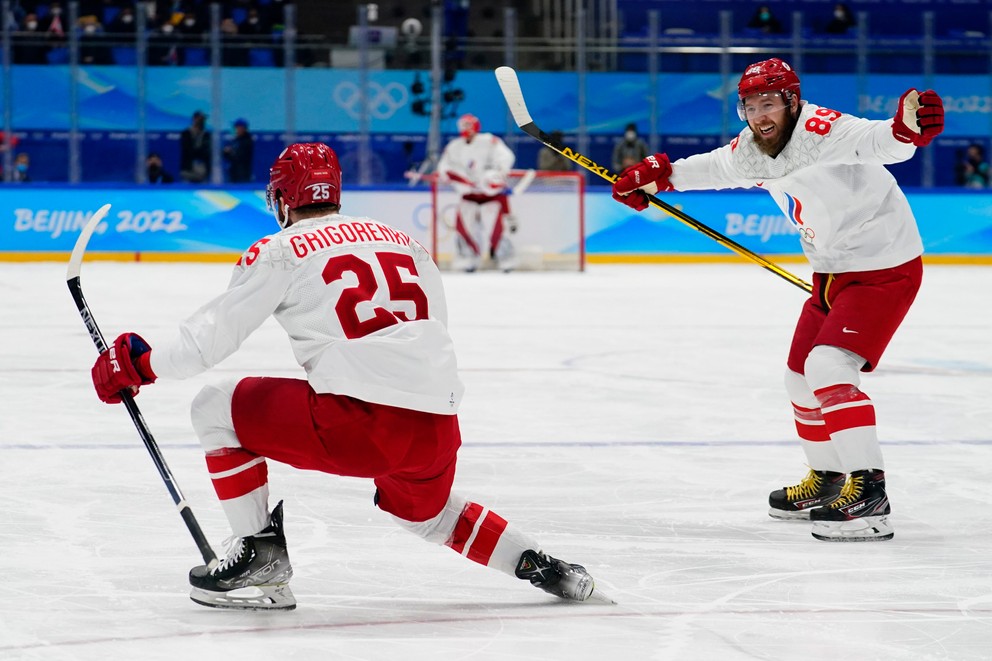 Ruský útočník Michail Grigorenko sa teší z gólu vo finále ZOH 2022. 