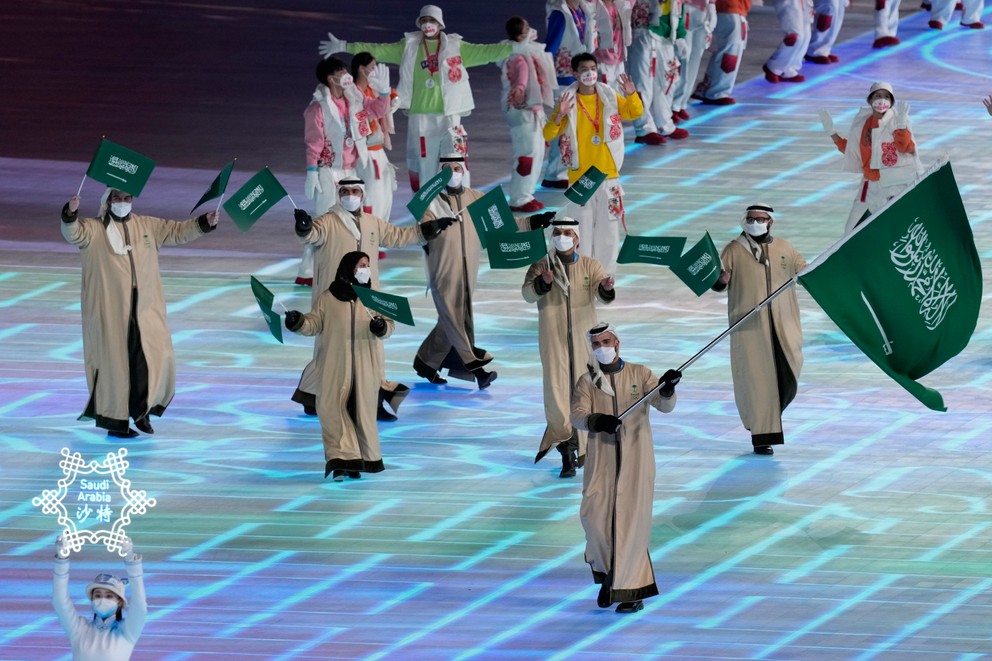 Otvárajúci ceremoniál. Vlajku Saudskej Arábie nesie Fayik Abdi.