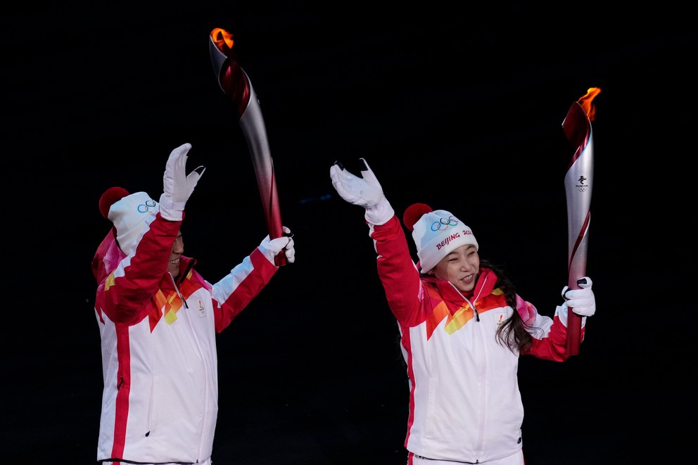 Zapaľovanie olympijského ohňa na otváracom ceremoniáli ZOH 2022 v Pekingu.