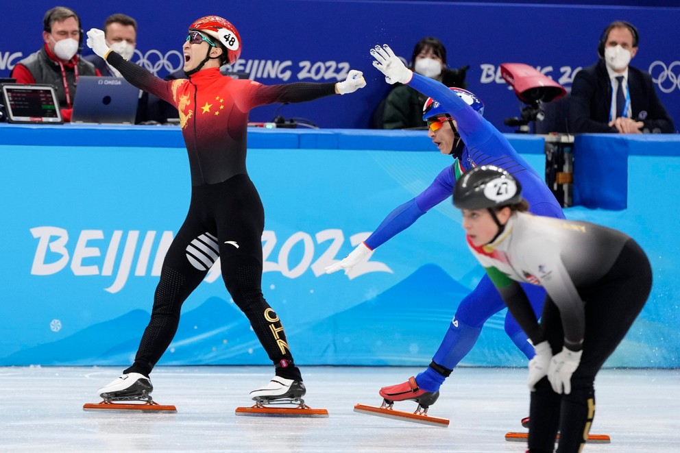 Zmiešaná štafeta domácej Číny získala zlato na ZOH 2022 v šortreku na 2000 m trati