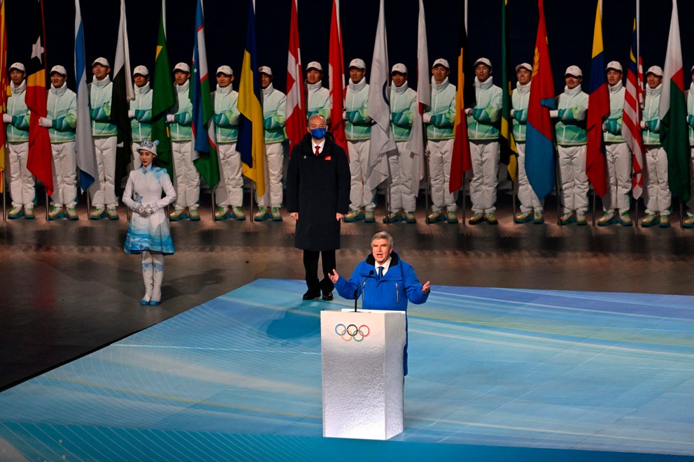 Prezident MOV Thomas Bach počas otváracieho ceremoniálu ZOH 2022.
