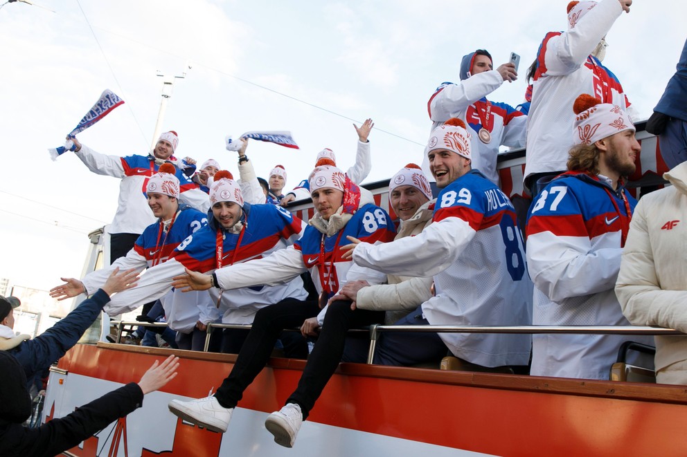 Slovenskí hokejisti oslavujú bronz v Bratislave.