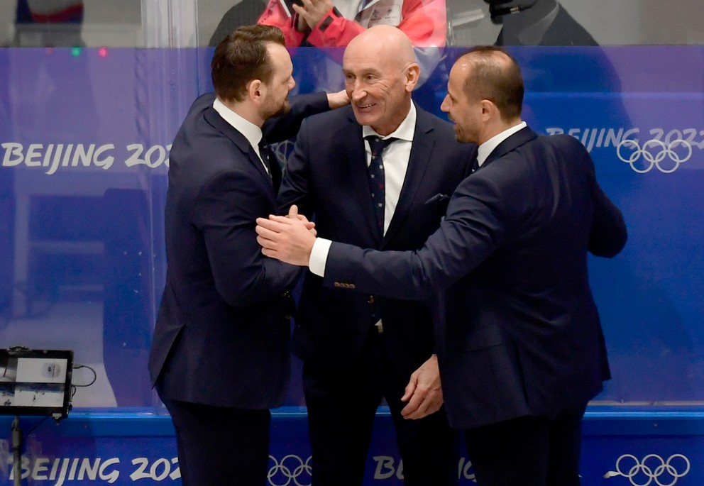 Tréner Craig Ramsay a asistenti Andrej Podkonický a Ján Pardavý na ZOH 2022 v Pekingu.
