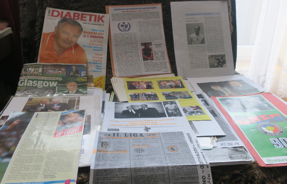 Byt Jozefa Tarcalu zdobí mnoho archívnych výtlačkov novín a časopisov.