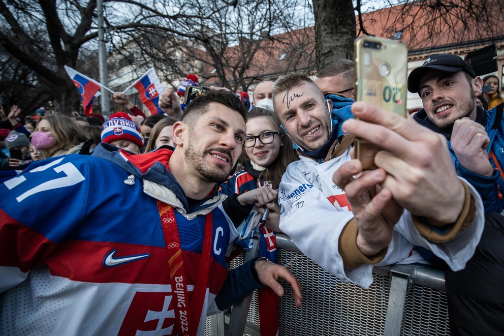 Marek Hrivík sa fotí s fanúšikmi na Námestí SNP.