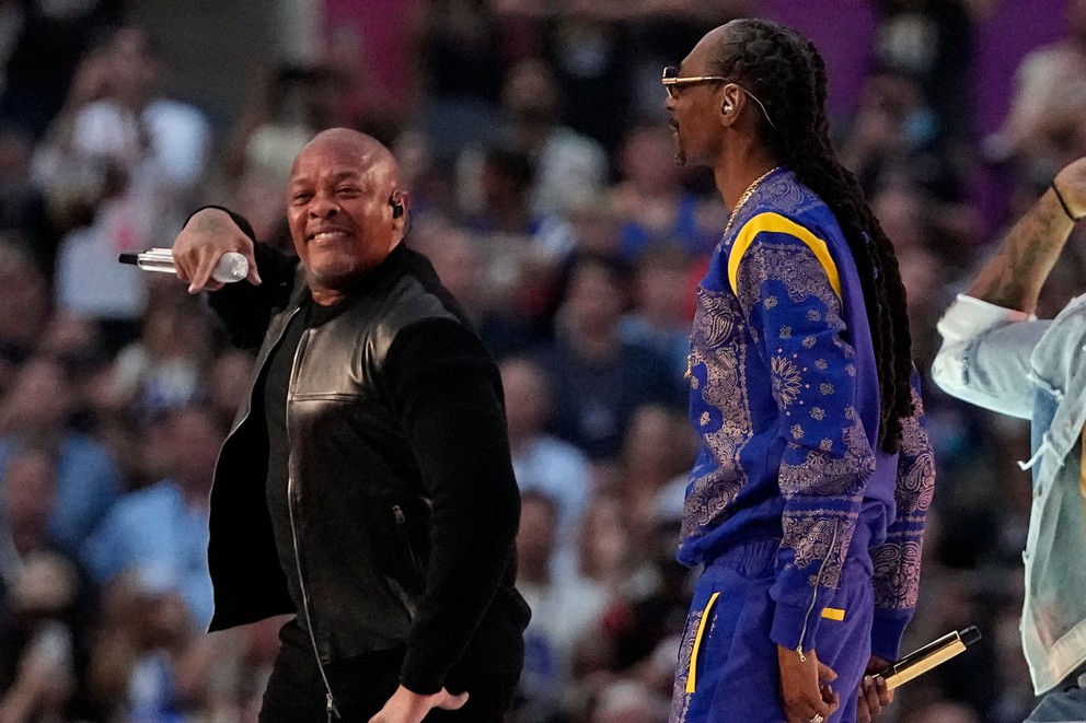 Dr. Dre (vľavo) a Snoop Dogg počas polčasovej šou Super Bowlu LVI.