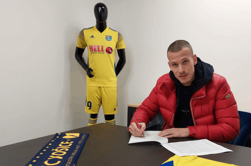 Lásik pri podpise zmluvy s FC Košice.