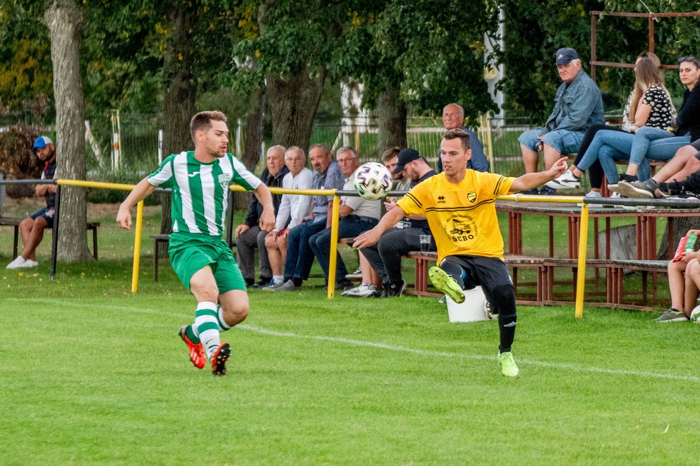 V stretnutí Podlužany – Salka (1:1) sa dostal do hry v 35. minúte aj Ádám Zalaba (v zelenom). 
