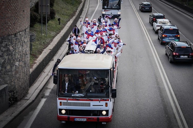 Slovenskí hokejisti v otvorenom autobuse počas bronzových osláv v Bratislave.
