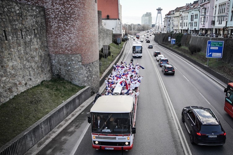 Slovenskí hokejisti v otvorenom autobuse počas bronzových osláv v Bratislave.