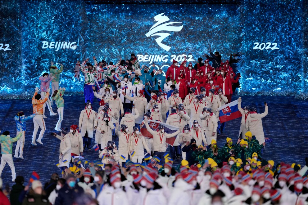 Slovenská výprava počas záverečného ceremoniálu na ZOH 2022 v Pekingu.