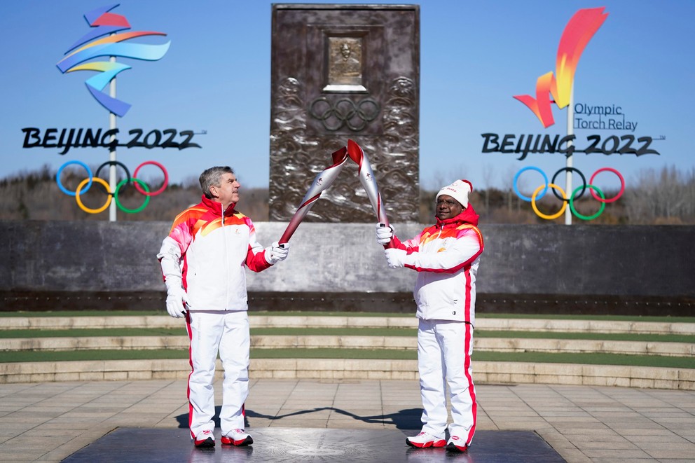 Prezident MOV Thomas Bach (vľavo) a Abdulla Shahid s olympijskou pochodňou na ZOH 2020 v Pekingu.