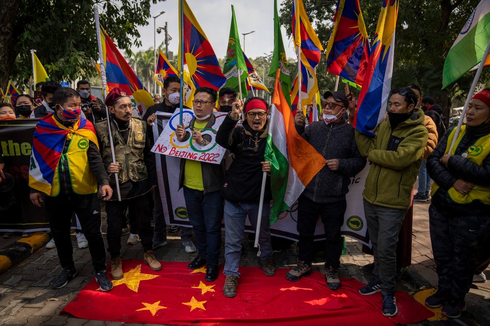 Politickí vyhnanci z Tibetu demonštrovali v indickom hlavnom meste Naí Dillí proti ZOH 2022 v Pekingu.