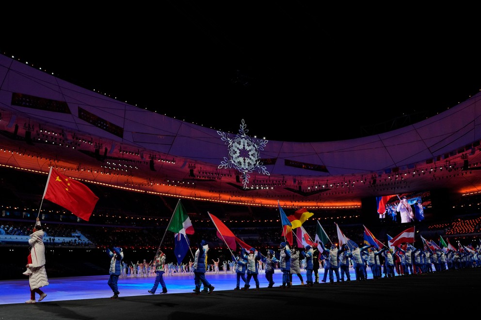 Vlajkonosiči počas záverečného ceremoniálu na ZOH 2022 v Pekingu.