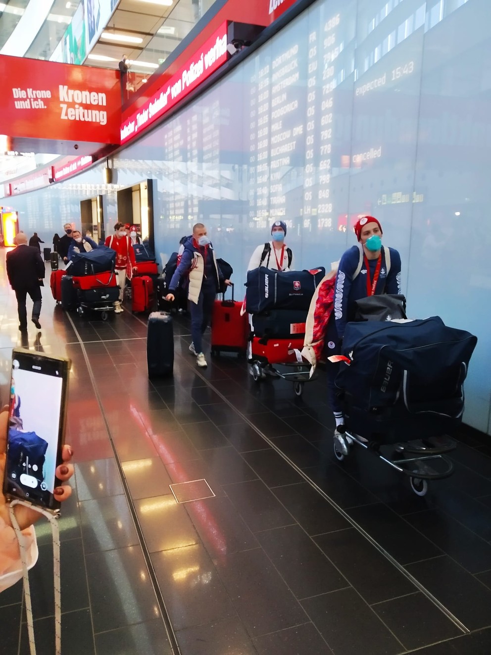 Príchod hokejistov na letisku vo Viedni.
