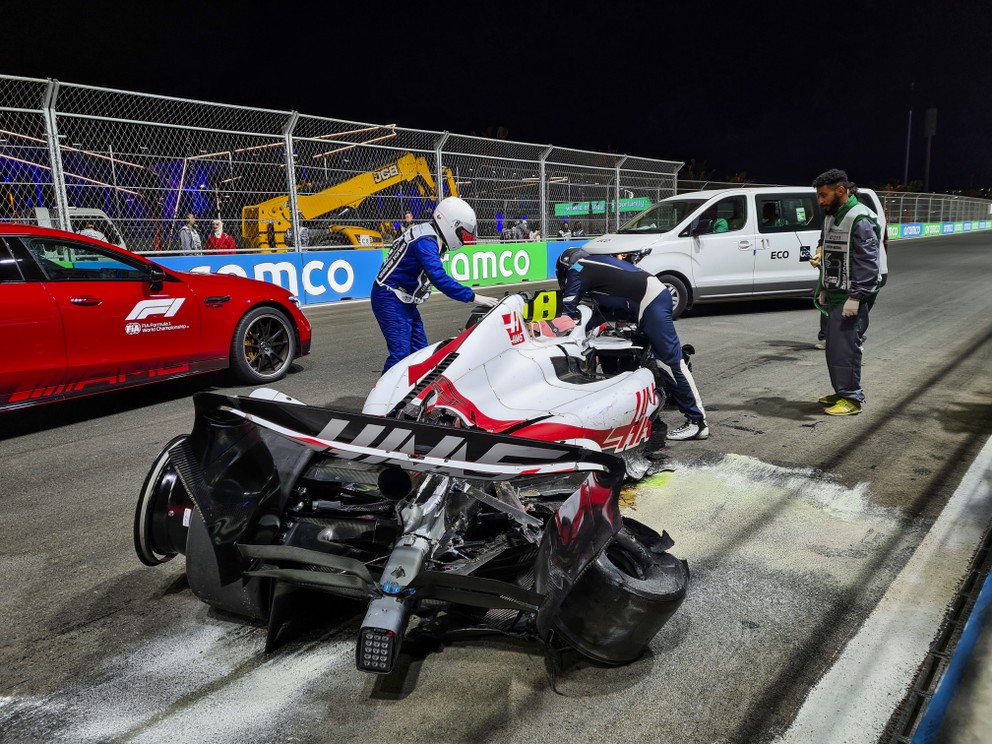 Monopost tímu Haas po nehode Micka Schumachera počas kvalifikácie na Veľkej cene Saudskej Arábie.