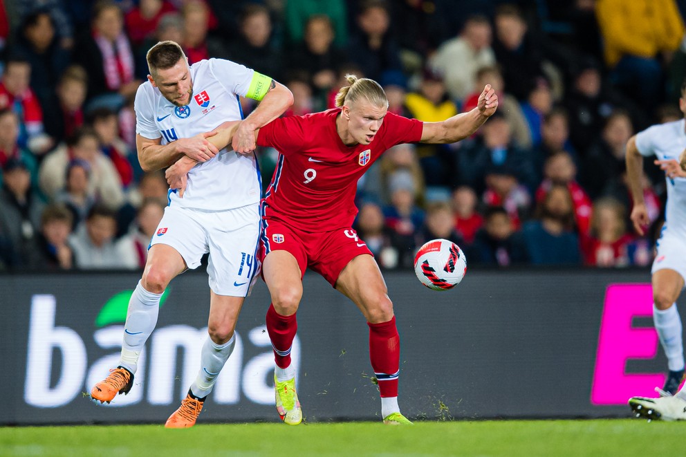 Erling Haaland a Milan Škriniar v zápase Nórsko - Slovensko.