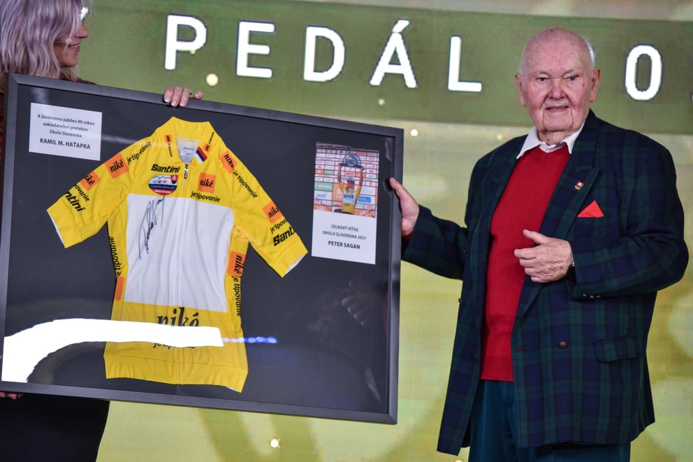 Kamil Haťapka si preberá cenu počas odovzdávania ocenení Zlatý pedál 2021. 