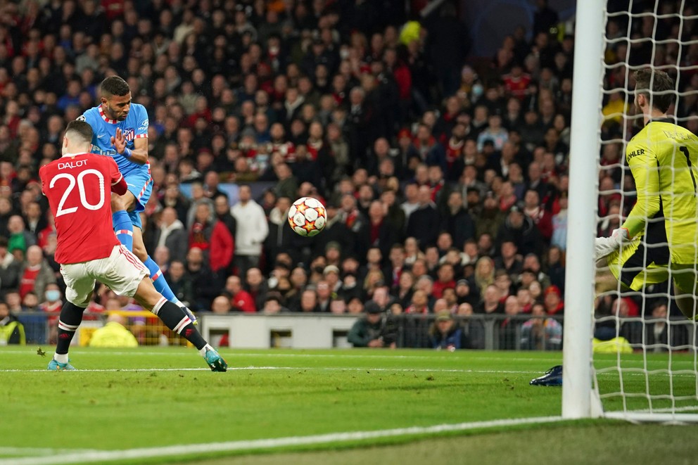 Renan Lodi (v modrom) strieľa gól do siete Manchestru United.