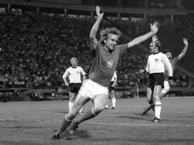 Ján Švehlík sa teší po strelenom góle vo finále ME vo futbale 1976 v Belehrade.