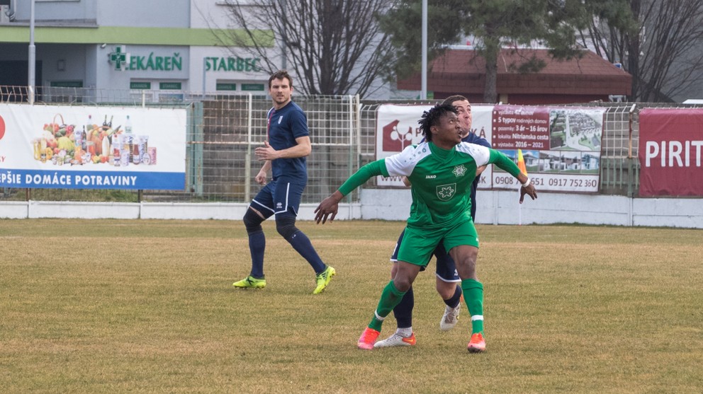 Ľahkonohého Ridwana Sanusiho (v zelenom) strážili zadáci Kalnej ako oko v hlave, 19-ročný Nigérijčan však predsa len strelil jediný gól bojovného zápasu. 
