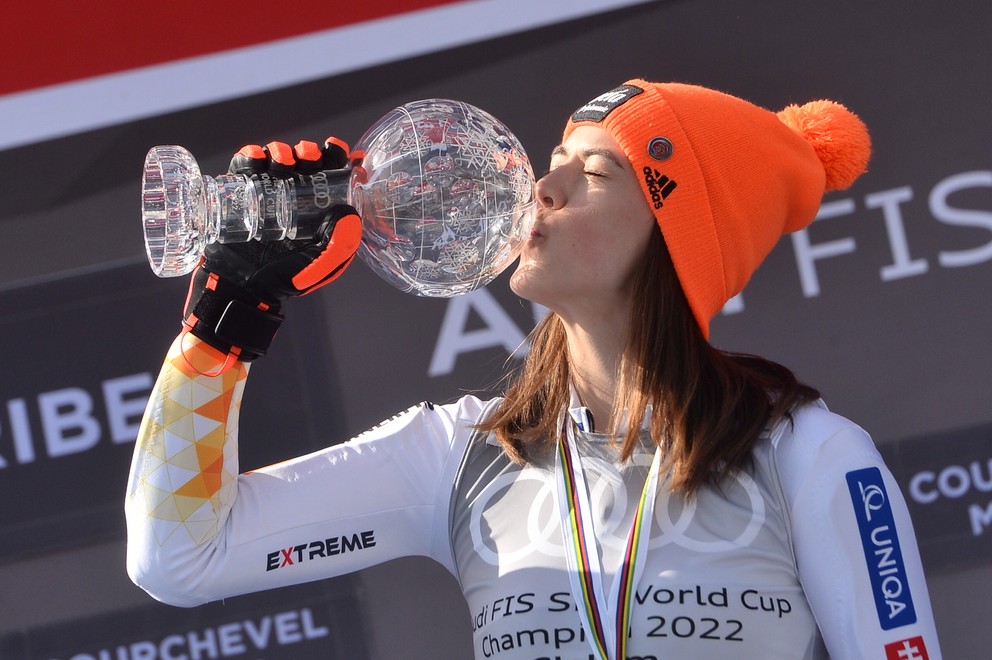 Petra Vlhová si prebrala malý glóbus za slalom.