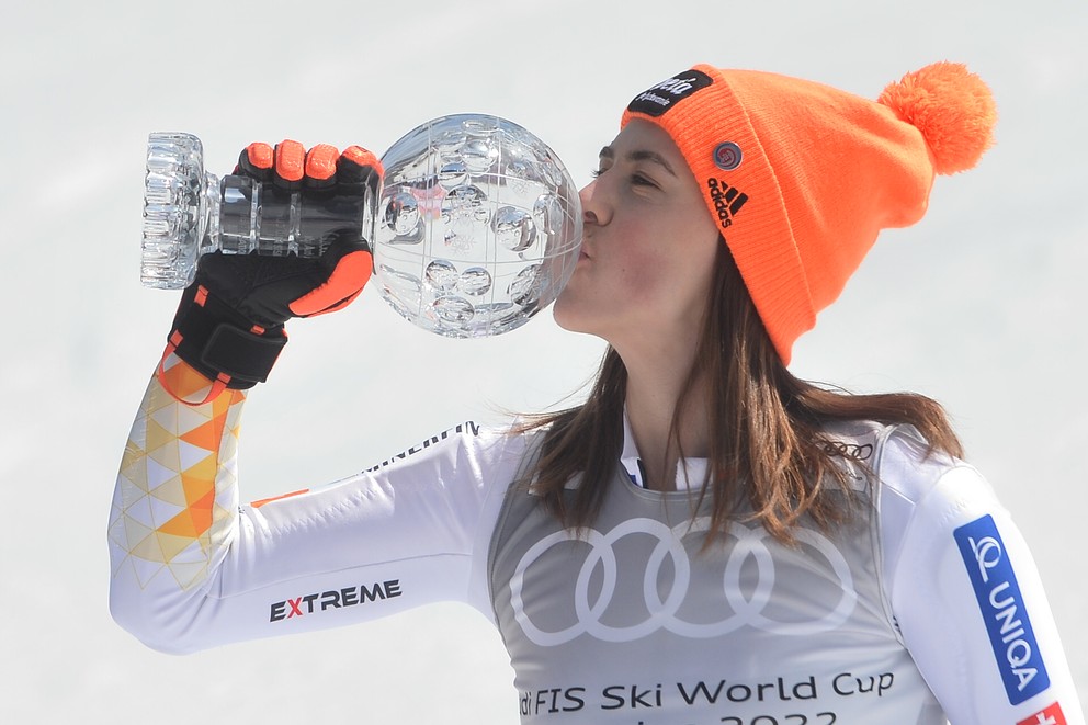 Petra Vlhová si prebrala malý glóbus za slalom.