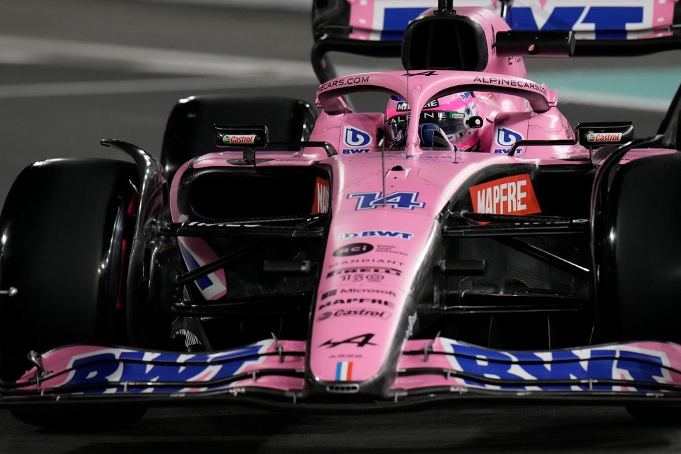 Fernando Alonso v netypicky ružovom monoposte tímu Alpine.