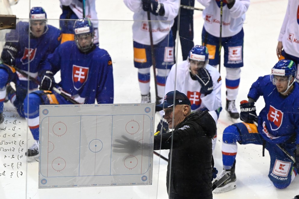 Tréner Craig Ramsay počas tréningu hokejistov Slovenska. 