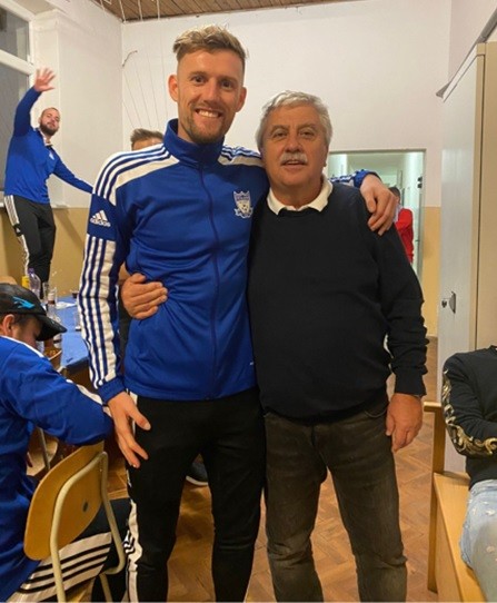 Priateľské objatie po víťaznom zápase: jeden z najlepších stredových hráčov Filip Tomovič a predseda klubu Ľubomír Krišica.