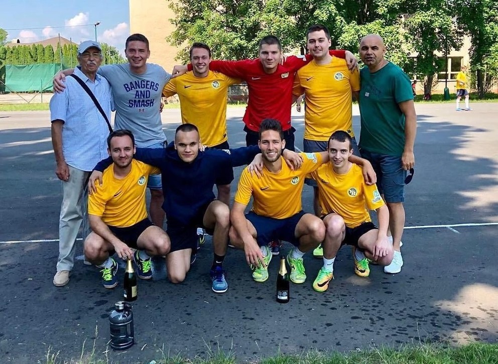 Denis Božík (v čiernom) hrával iba malý futbal.