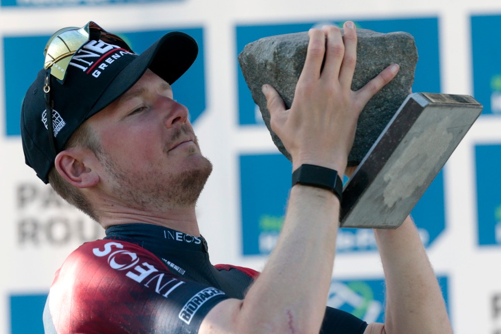 Dylan van Baarle s trofejou pre víťaza Paríž - Roubaix.