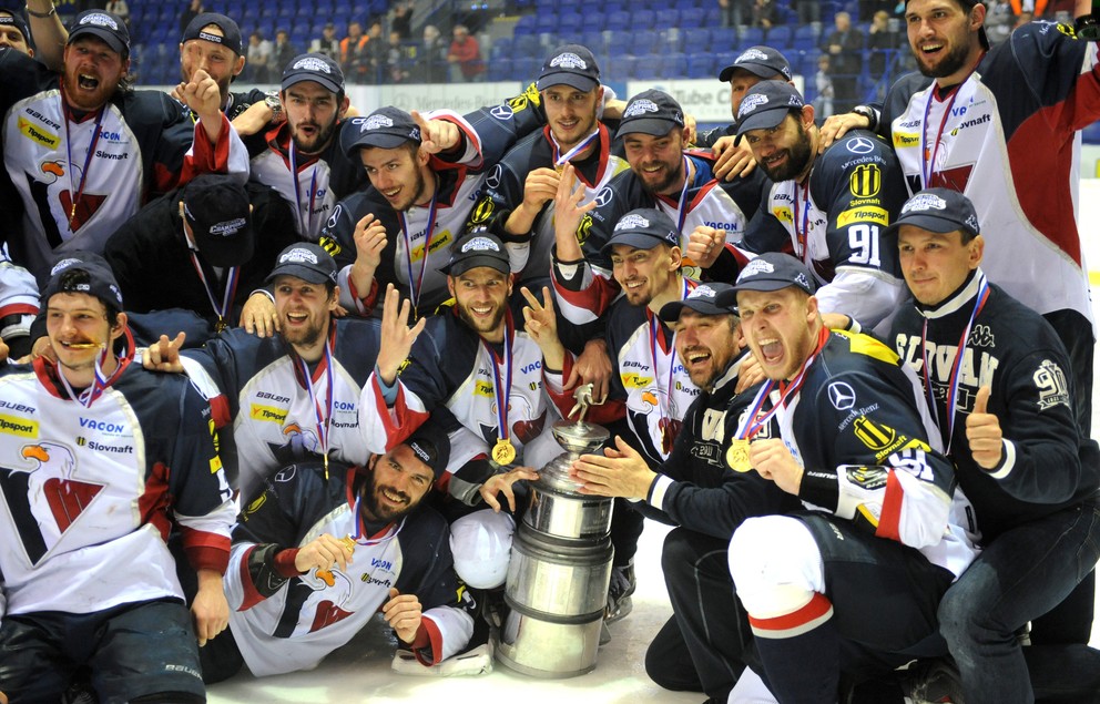 Hokejisti Slovana oslavujú titul v sezóne 2011/2012. 