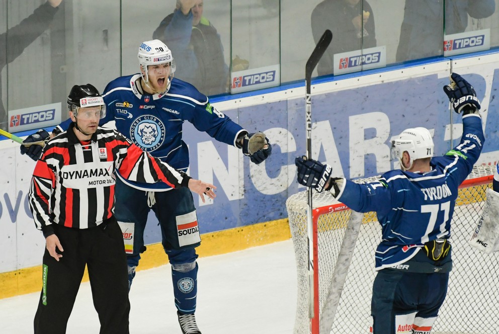 Útočník HK Nitra Tomáš Hrnka sa raduje po strelení gólu vo štvrťfinále s Popradom.