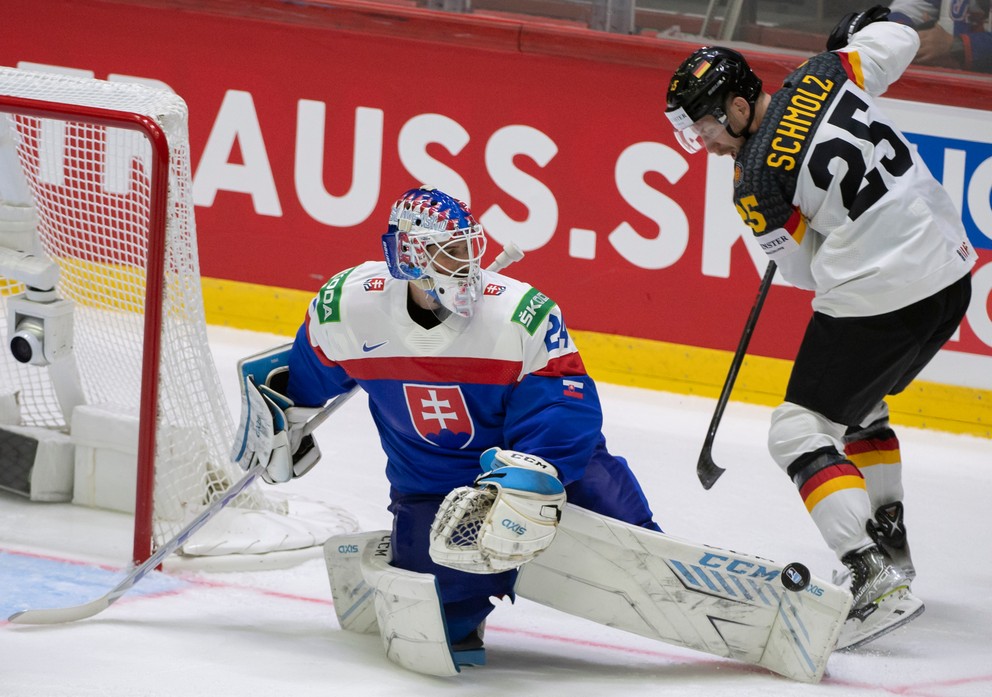 Slovenský brankár Patrik Rybár a nemecký hokejista Daniel Schmolz.