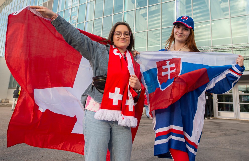 Fanúšička Švajčiarska a Slovenska počas MS v hokeji 2022.