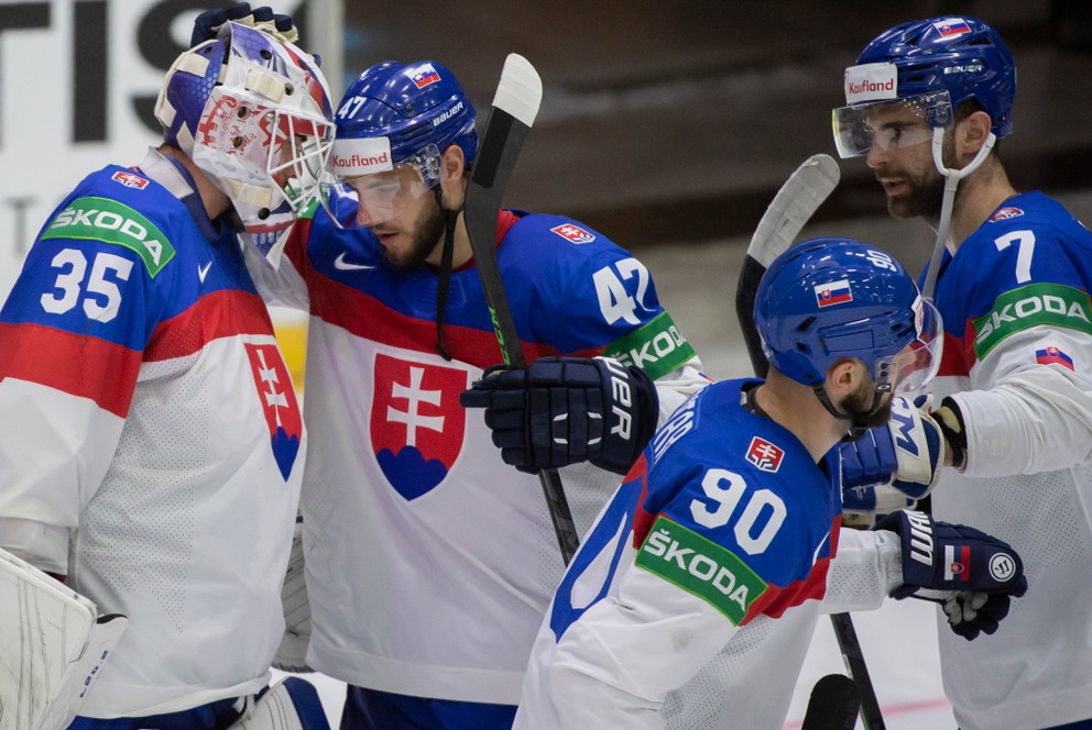 Slovenskí hokejisti po zápase s Talianskom na MS 2022. 
