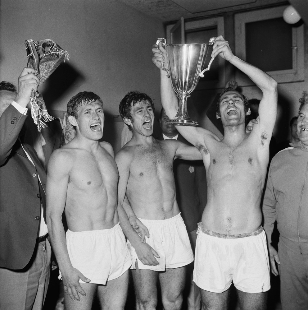 Kapitán Slovana Alexander Horváth, Vladimír Hrivnák a Ladislav Móder s pohárom po finále PVP 1969.