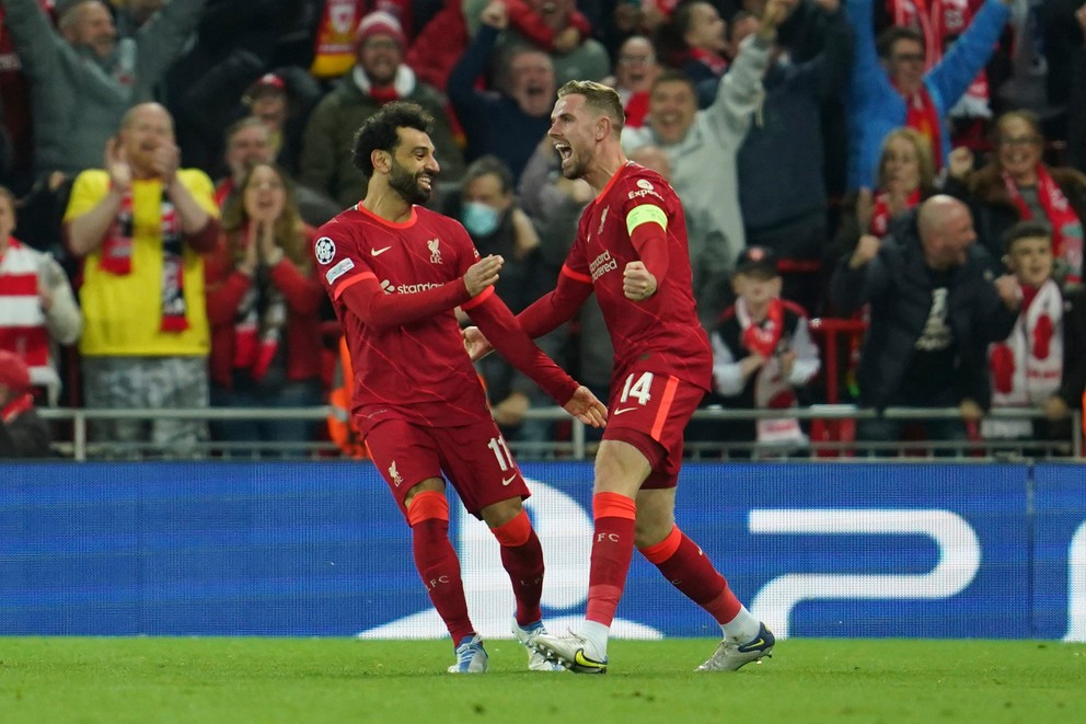 Jordan Henderson (vpravo) a Mohamed Salah v drese Liverpool FC. 