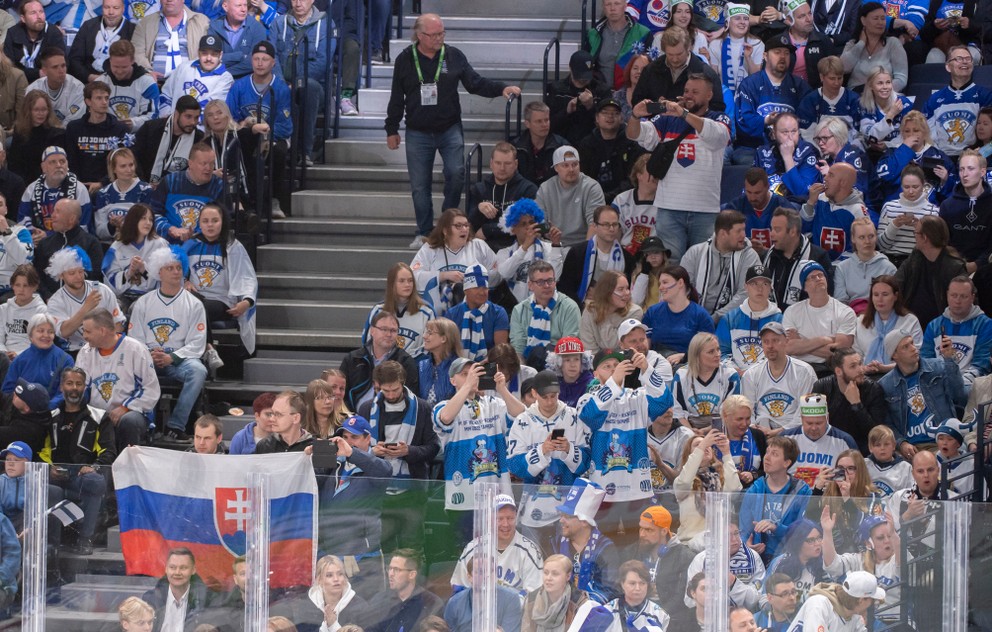 Slovenskí fanúšikovia v zápase Slovensko - Fínsko vo štvrťfinále MS v hokeji 2022.