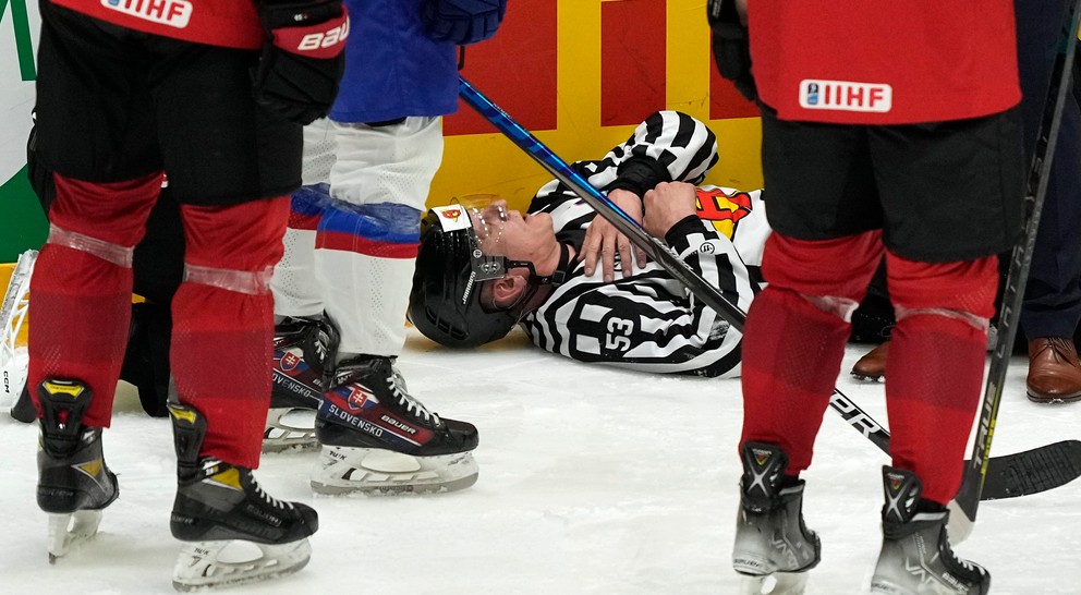 Zranenie čiarového rozhodcu Hannu Sormunena v zápase Švajčiarsko - Slovensko.