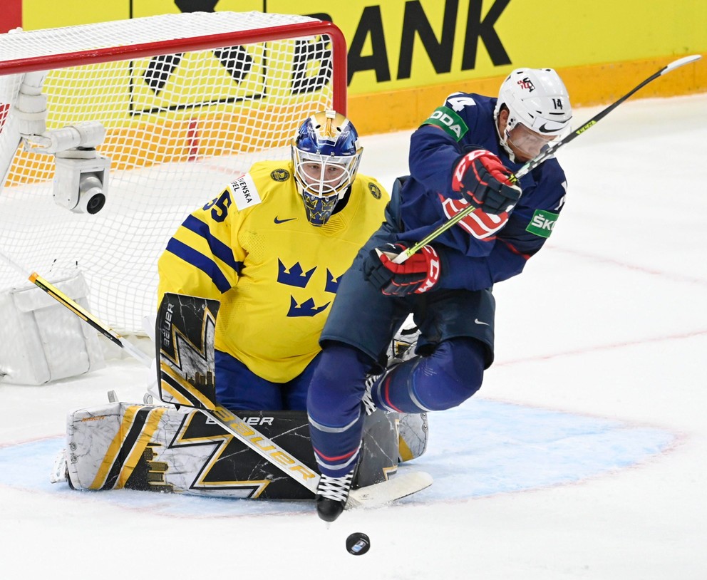 T.J. Tynan v zápase USA - Švédsko na MS v hokeji 2022.