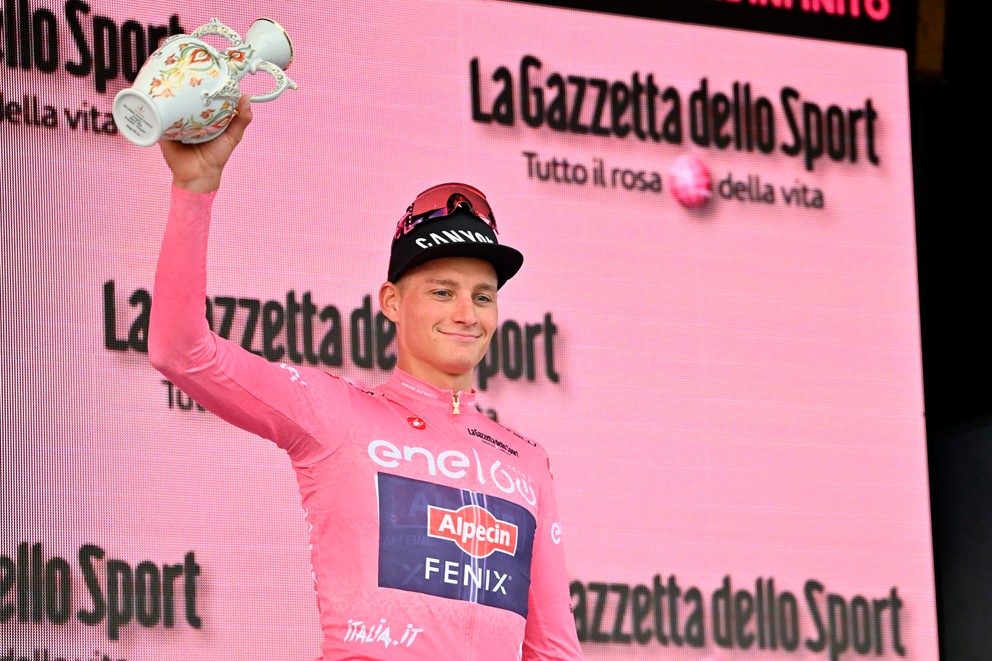 Mathieu van der Poel v ružovom drese pre lídra Giro d'Italia. 