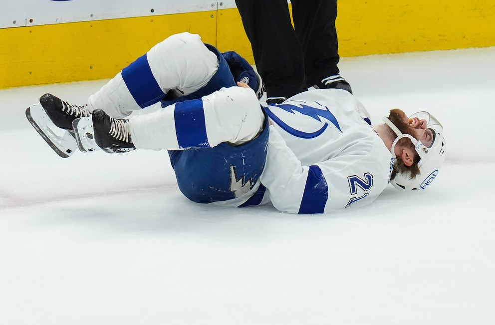 Zranenie kanadského útočníka Braydena Pointa v play off NHL. 