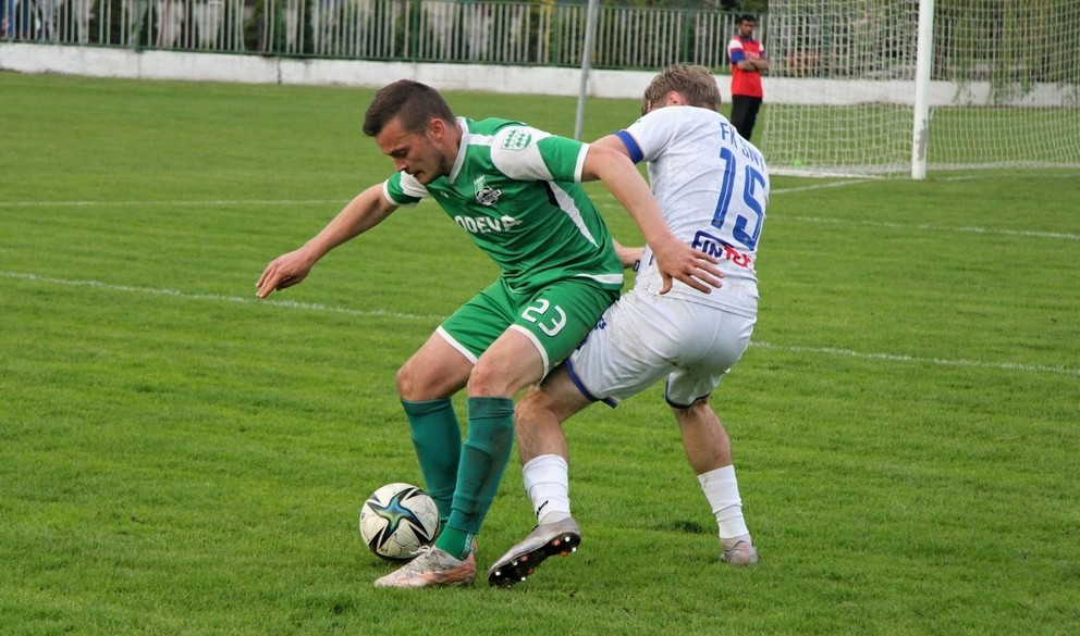 Radoslavovi Kamencovi (vľavo) zápas chutil. Pozorne bránil a bol aktívny aj smerom dopredu.