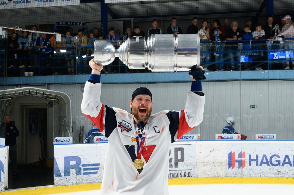 Michal Sersen s majstrovským pohárom po triumfe v Tipos extralige v sezóne 2021/2022. 