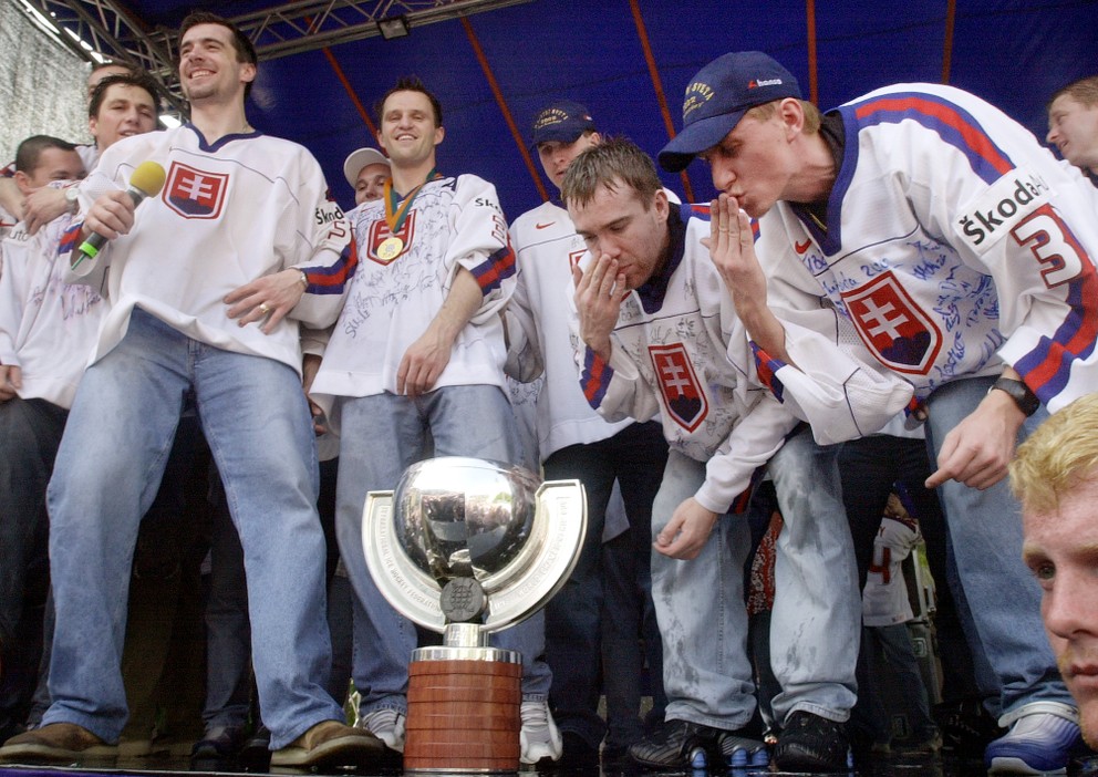 Hokejisti na oslavách titulu na Námestí SNP v Bratislave.