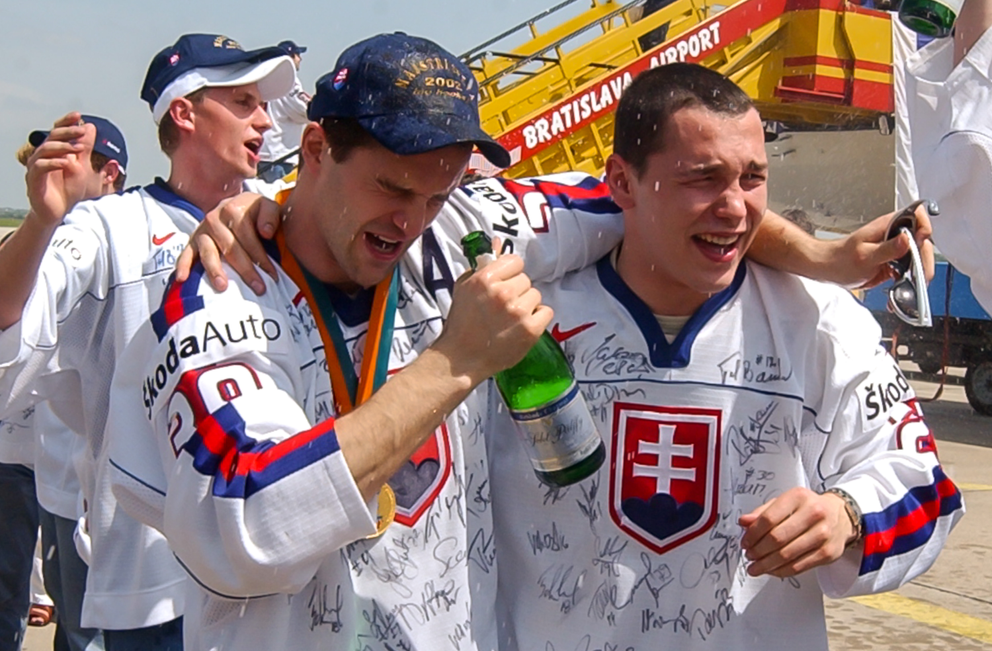 Róbert Petrovický a Ladislav Nagy po prílete na letisko z MS v hokeji 2002.