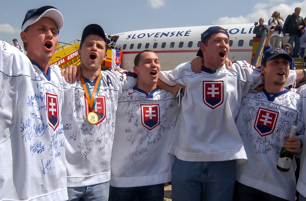 Rastislav Staňa, Róbert Petrovický, Ladislav Nagy, Ján Lašák a Peter Smrek po prílete na letisko z MS v hokeji 2002.