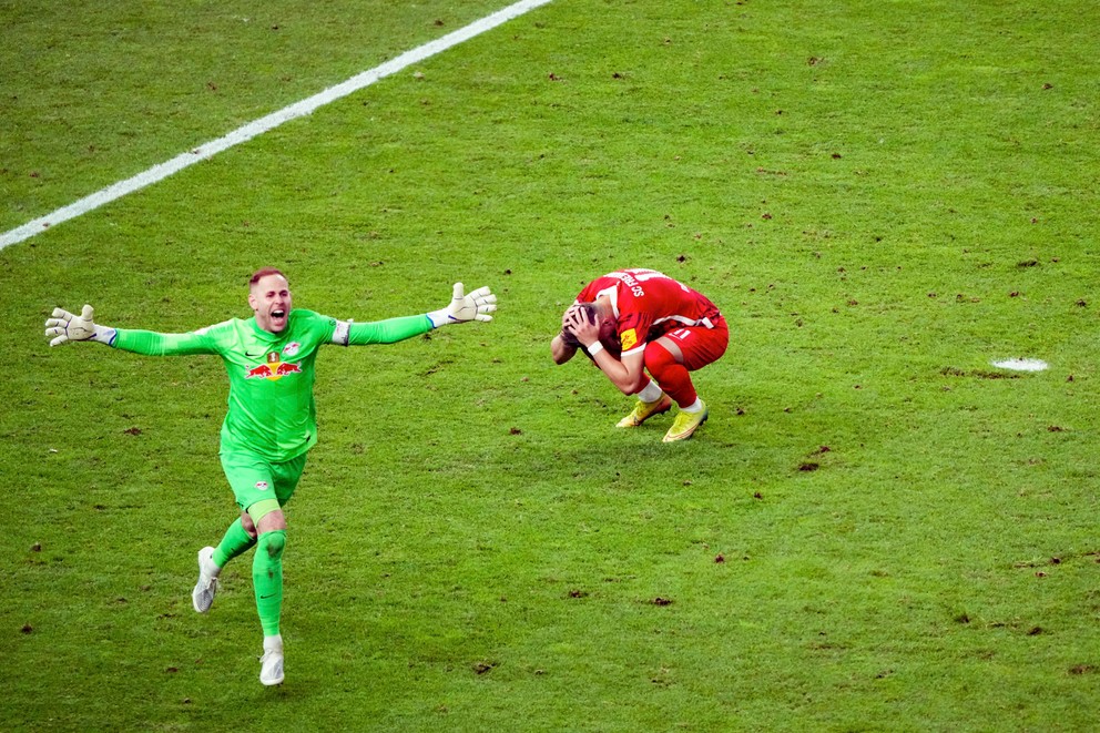 Péter Gulácsi sa teší po tom, čo Ermedin Demirovič nepremenil penaltu vo finále Nemeckého pohára SC Freiburg - RB Lipsko.